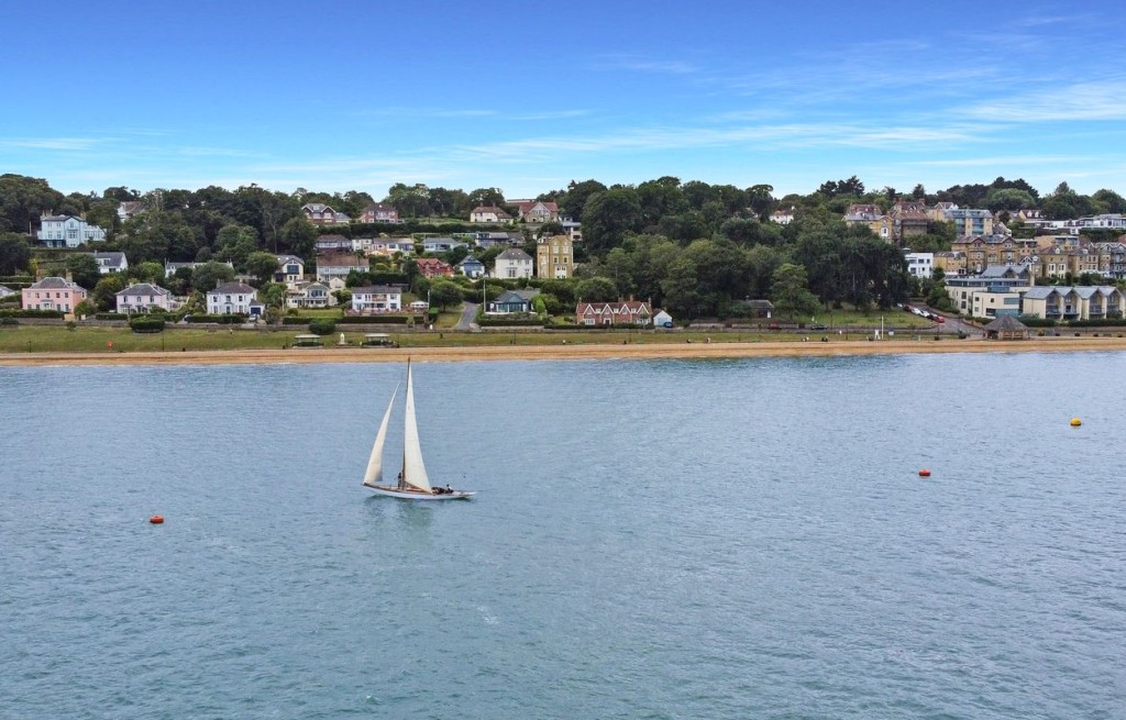 Lot: 157 - FLAT FOR IMPROVEMENT - Drone photo looking back at the block from the sea